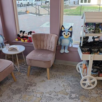 Donnas Gift Closet - Sitting area - Children's Clothing Near Me - Arlington, Texas