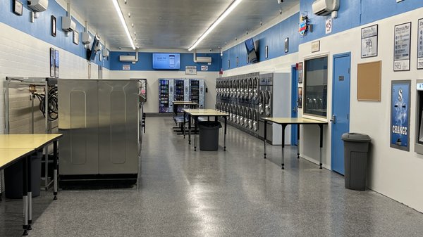 Clean Facility with Brand New Washers and Dryers - Bring your comforters and blankets to our newly renovated laundromat! Featuring state-of-the-art Dexter washers and dryers ranging from 30 to 80 lbs, including convenient Dexter Pay for cashless transactions via app. Enjoy a free wash for first-time app users and earn rewards with regular use. Discover our onsite vending machines, ATM, and upcoming services like wash and fold and pick-up/delivery. Visit us today! Clean Facility with Brand New Washers and Dryers - Bring your comforters and blankets to our newly renovated laundromat! Featuring state-of-the-art Dexter washers and dryers ranging from 30 to 80 lbs, including convenient Dexter Pay for cashless transactions via app. Enjoy a free wash for first-time app users and earn rewards with regular use. Discover our onsite vending machines, ATM, and upcoming services like wash and fold and pick-up/delivery. Visit us today!