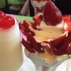 Los Tres Soles Restaurante - Frutillas con crema y lemonchamp