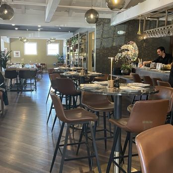 Willi's Wine Bar - Luxurious indoor seating - Wine Bars Near Me - Santa Rosa, California Willi's Wine Bar - Luxurious indoor seating - Wine Bars Near Me - Santa Rosa, California