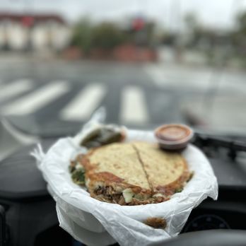 Carnitas El Momo - Enjoying lunch - Food Trucks Near Me - Los Angeles, California Carnitas El Momo - Enjoying lunch - Food Trucks Near Me - Los Angeles, California