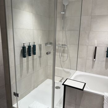 Hilton Vienna Park - Executive suite bathroom - Hotels Near Me - Vienna, 9 Hilton Vienna Park - Executive suite bathroom - Hotels Near Me - Vienna, 9