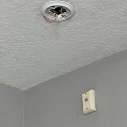 Missing smoke detector in room Missing smoke detector in room