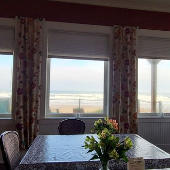 Hotel Sylvia - Beautiful view in the breakfast dining area - Hotels Near Me - Newport, Oregon Hotel Sylvia - Beautiful view in the breakfast dining area - Hotels Near Me - Newport, Oregon