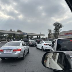 Costco Gasoline - 1/19/26 Usual long lines at this Costco gas location, oh what an overcast, gloomy & chilly day.