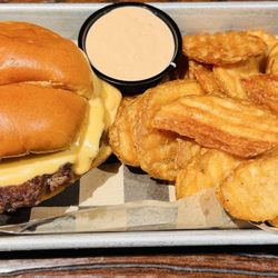 Volker's Eatery+Pub - Pub Cheese Burger