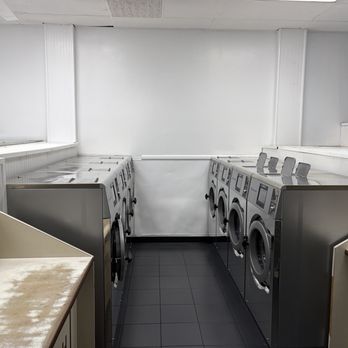 Kanan Laundromat - 8 20/30 pound washers - Laundromat Near Me - Agoura Hills, California Kanan Laundromat - 8 20/30 pound washers - Laundromat Near Me - Agoura Hills, California