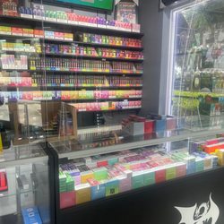 Drag N Vape - BEST SMOKE SHOP!!! Friendly staff :)