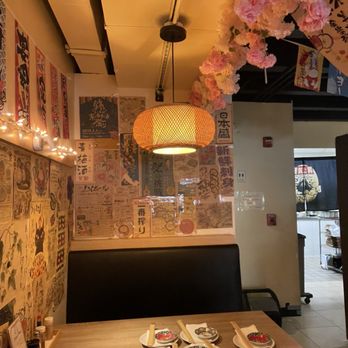 Izakaya Harumi - Nice interior - Hawaiian Near Me - Honolulu, Hawaii