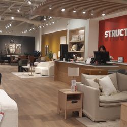 Structube - Spacious and inviting entrance into store