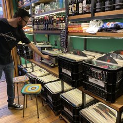 Empório Canela - You can play classic Vinilo records. Great feature.