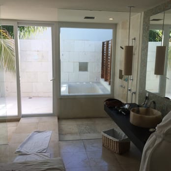 Blue Diamond Riviera Maya - Enormous bathroom with two rain showers and outdoor hut tub - Hotels Near Me - Quintana Roo, ROO Blue Diamond Riviera Maya - Enormous bathroom with two rain showers and outdoor hut tub - Hotels Near Me - Quintana Roo, ROO