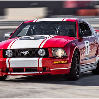 Complexe ICAR - La Mustang GT sur la piste. The Mustang GT on the track. - Driving Schools Near Me - Mirabel, Quebec