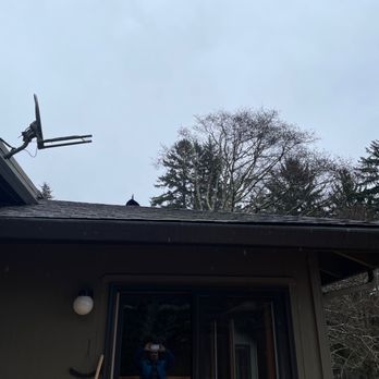 Oregon GutterPro - Evening out a bent gutter. - Gutter Services Near Me Oregon GutterPro - Evening out a bent gutter. - Gutter Services Near Me