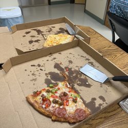 Fergie's Pub - The remains of two large pizzas that SIX of us inhaled in 4.7 minutes flat!!
