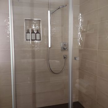 Hotel Stein - Great walk in shower with great water pressure. Shower was immaculate! - Hotels Near Me - Salzburg, 5