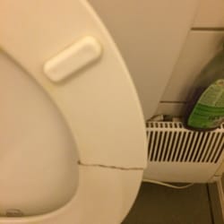 Restaurant China Wok - Toiletten-Brille mit Sprung