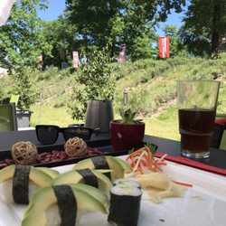 Lokal Derby - Schattiger Sitzgarten im Sommer.