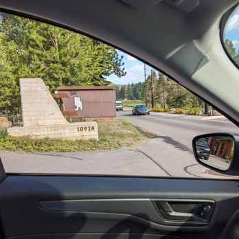 Gravity Haus Truckee Tahoe - Sign that blocks visibility for left turns - Hotels Near Me - Truckee, California Gravity Haus Truckee Tahoe - Sign that blocks visibility for left turns - Hotels Near Me - Truckee, California