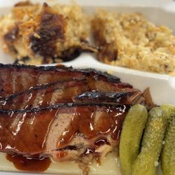 Banjo BBQ - Brisket platter with hash brown casserole n pickles