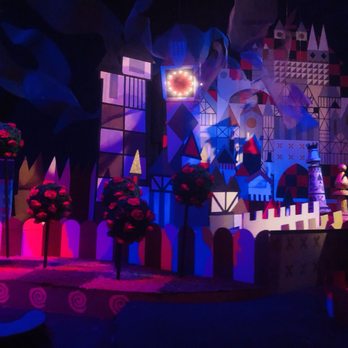 Its A Small World - Painting the roses red ;) Alice in Wonderland - Amusement Parks Near Me - Anaheim, California