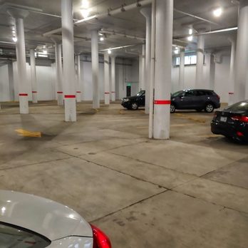 The Summit Hotel - Parking garage - Hotels Near Me - Cincinnati, Ohio