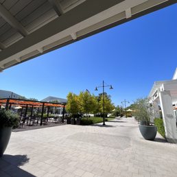 Free parking at Woodbridge Plaza