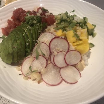Earls Kitchen + Bar - Canadian (New) Near Me - Richmond, British Columbia