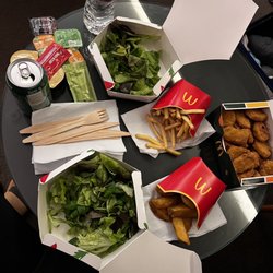 Hôtel l'Elysée Val d'Europe - Late night food on our "dining table"