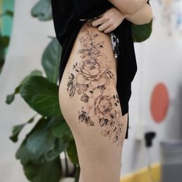 Freehand floral piece done by Angie