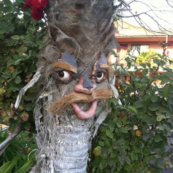 Adelaide Inn - One of Adelaide Inn's funny yard creatures! - Hotels Near Me - Paso Robles, California