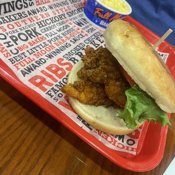 Full Moon BBQ - Buffalo chicken Love Me Tender Sandwich and Creamy Mac & Cheese - Barbeque Near Me - Fultondale, Alabama