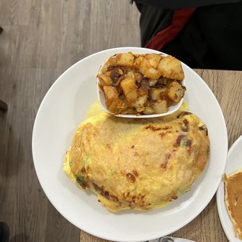 Original Pancake House - Oven-Baked Vegetarian Omelette with Potatoes - Breakfast & Brunch Near Me - Edgewater, New Jersey