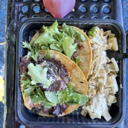 2 jackfruit bbq tacos with Mac and cheese