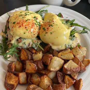 Single Shot - Eggs Benedict w/Crispy Prosciutto. It was so good, not a drop of food was left on my plate afterwards lol. - Bars Near Me - Seattle, Washington