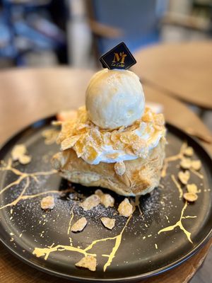 La Luna Tea and Dessert Bar by null