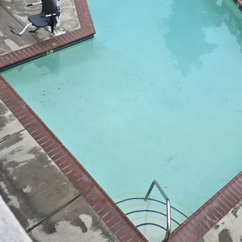 Hotel Hermosa - Small swimming pool stayed quiet for all but one family used it - Hotels Near Me - Hermosa Beach, California