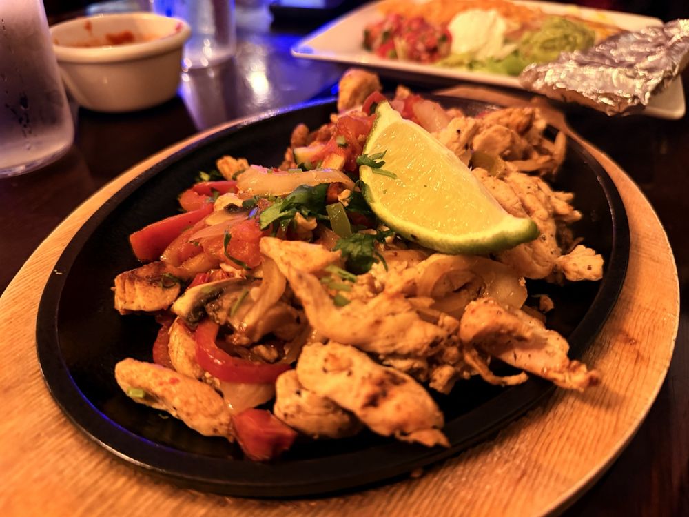 Los Pinos Mexican Restaurant Logo