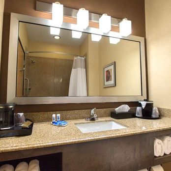 Hampton Inn Gainesville - Guest room bath - Hotels Near Me - Gainesville, Georgia