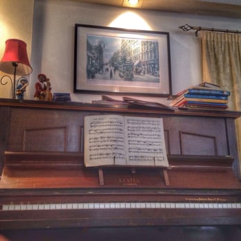 Cafe Fame - Piano - Cafes Near Me - Glasgow, GLG
