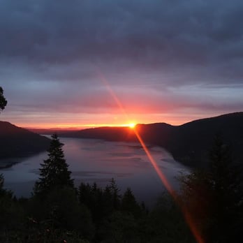 Moon Water Lodge - Nature at it's best! - Hotels Near Me - Malahat, British Columbia