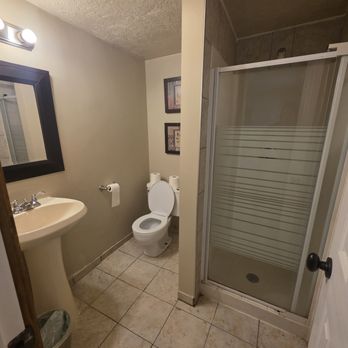 The Cobblestone Manor - Smaller bathroom - Bed & Breakfast Near Me - Cardston, Alberta