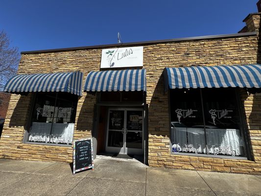 Lulu's On Main by null