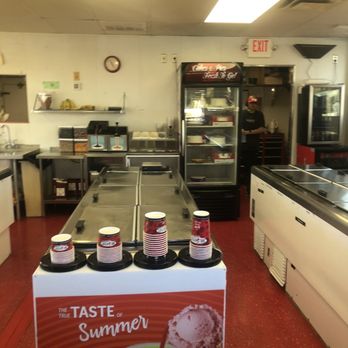 Bruster's Real Ice Cream - Interior - Ice Cream & Frozen Yogurt Near Me - Mooresville, North Carolina