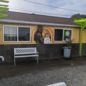 Itty Bitty Inn - Have a seat with Princess Leia & Chewy. - Hotels Near Me - North Bend, Oregon Itty Bitty Inn - Have a seat with Princess Leia & Chewy. - Hotels Near Me - North Bend, Oregon
