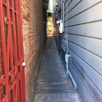 La Note - Alley way to the back patio - French Near Me - Berkeley, California La Note - Alley way to the back patio - French Near Me - Berkeley, California