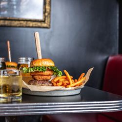 Stella's Lounge