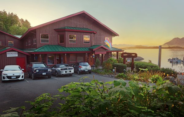 Tofino Hostel / HI Whalers On The Point Guesthouse by null