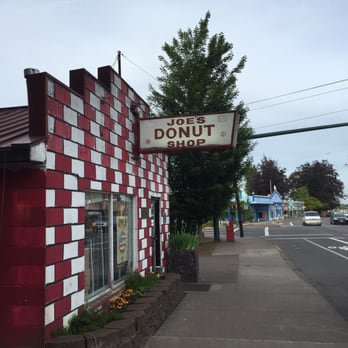 Joe's Donut Shop - Eye-catching facade. - Donuts Near Me - Sandy, Oregon