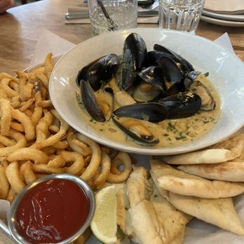 James Avenue Pumphouse - Chili Coconut Mussels - Cocktail Bars Near Me - Winnipeg, Manitoba James Avenue Pumphouse - Chili Coconut Mussels - Cocktail Bars Near Me - Winnipeg, Manitoba